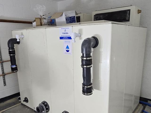 Smooth-panel tank under a skylight