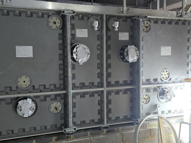 Tank front with connections